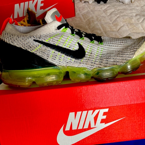 Nike Air Vapormax 3 White Volt. Size 11. Price 80$ - Picture 3 of 4